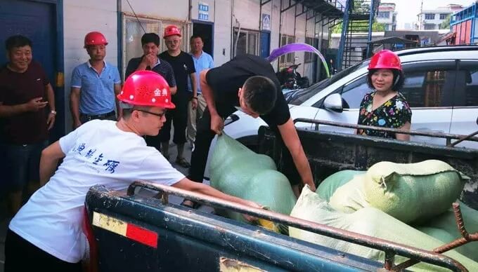 炎炎夏日送清涼，滴滴關懷暖人心